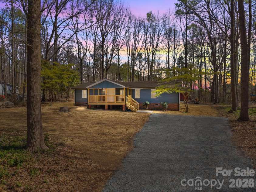 215 Crescent Heights Drive, Salisbury, NC 28146.  MLS# CAR4359710, YatesRealty ID 5552. Welcome to 215 Crescent Heights Dr!