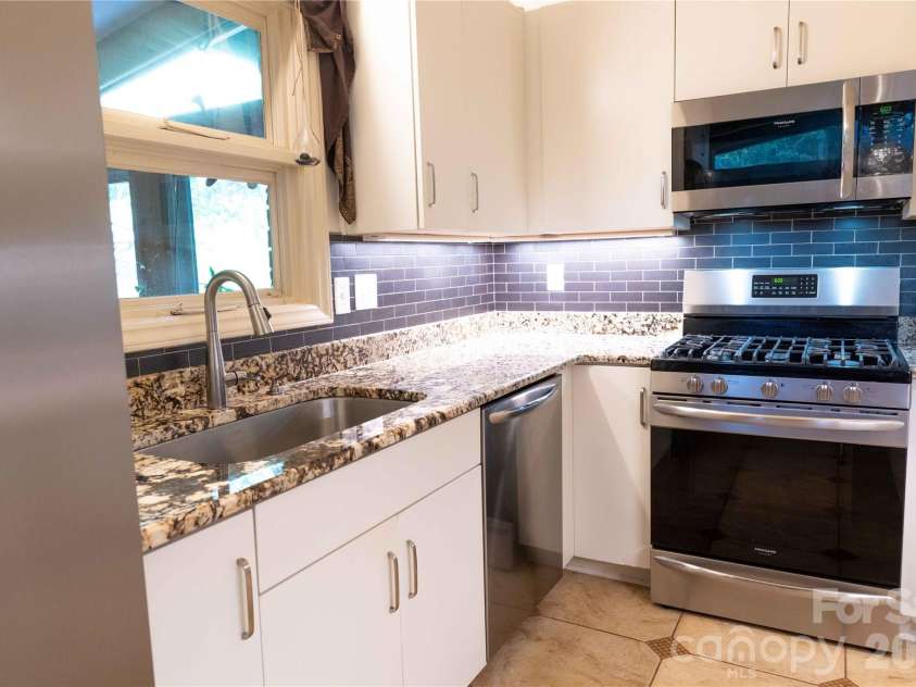 2216 Shadyview Drive, Charlotte, NC 28210.  MLS# CAR4432689, YatesRealty ID 55521. 