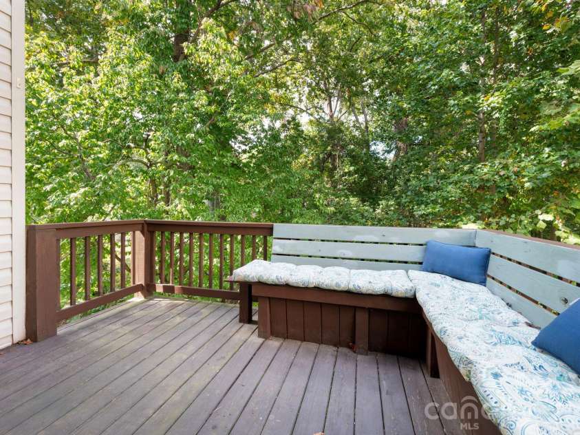62 Kirby Road, Asheville, NC 28806.  MLS# CAR4431390, YatesRealty ID 55523. Built in seating
