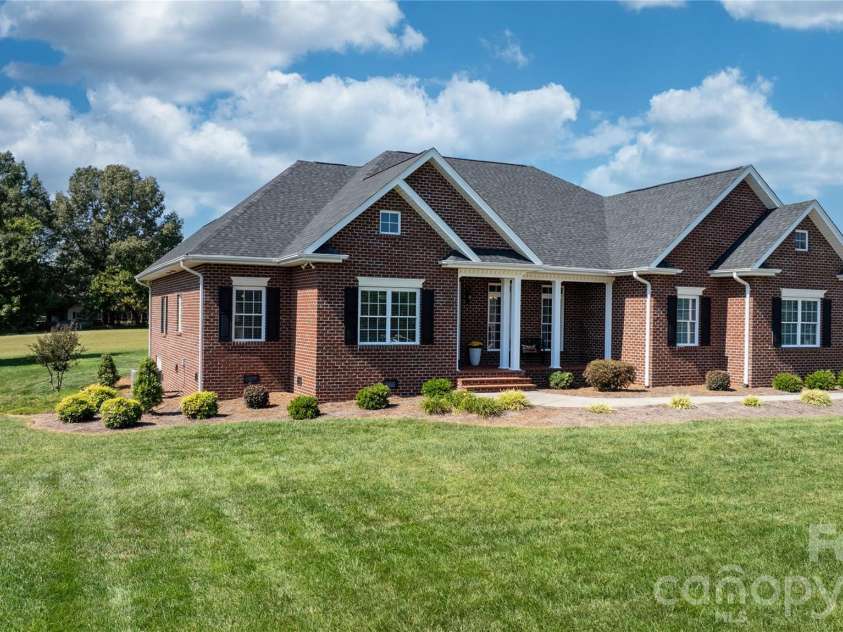 66 Hawks Ridge, Hickory, NC 28601.  MLS# CAR4431161, YatesRealty ID 55524. 