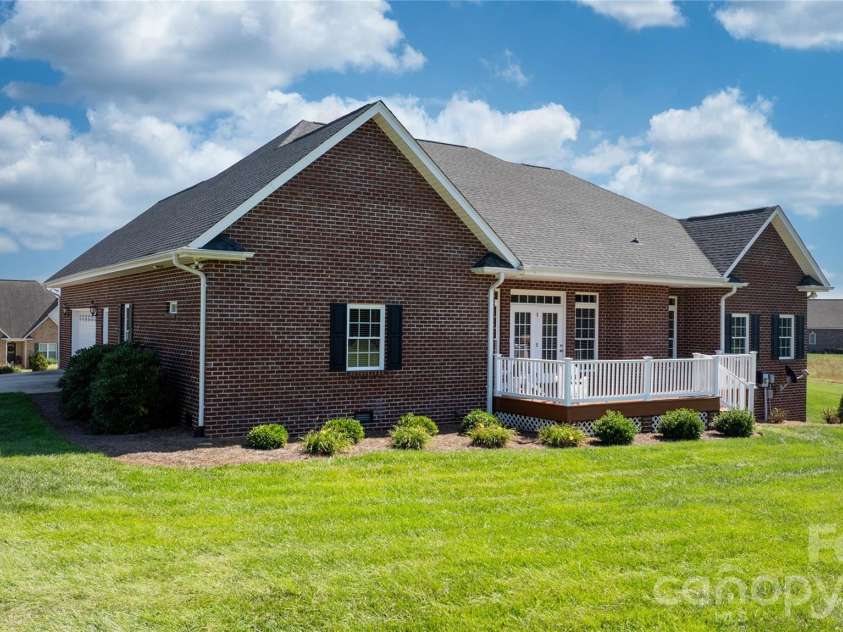 66 Hawks Ridge, Hickory, NC 28601.  MLS# CAR4431161, YatesRealty ID 55524. 