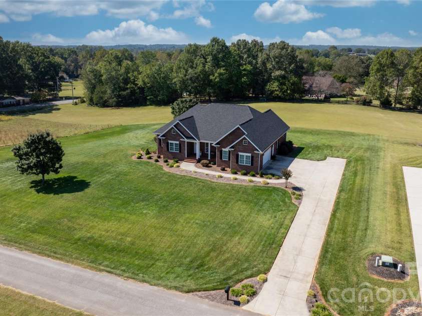 66 Hawks Ridge, Hickory, NC 28601.  MLS# CAR4431161, YatesRealty ID 55524. 