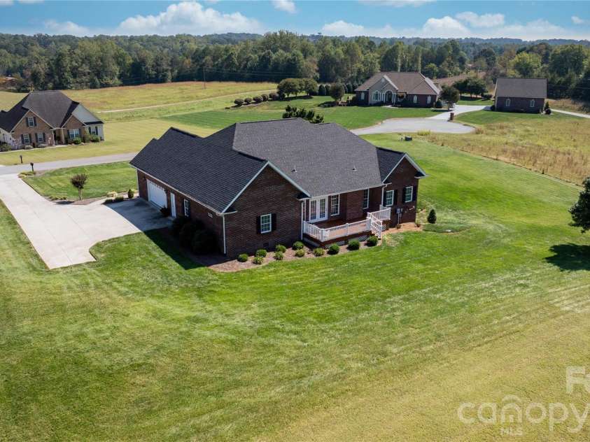 66 Hawks Ridge, Hickory, NC 28601.  MLS# CAR4431161, YatesRealty ID 55524. 
