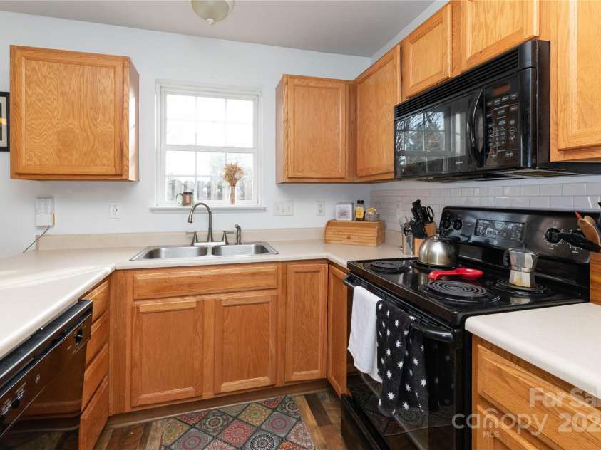 22 Yorktown Circle, Fletcher, NC 28732.  MLS# CAR4207413, YatesRealty ID 5553. Kitchen