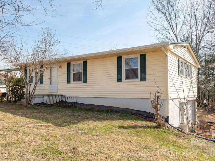 56 Fairview Avenue, Hendersonville, NC 28792.  MLS# CAR4354003, YatesRealty ID 5553. 