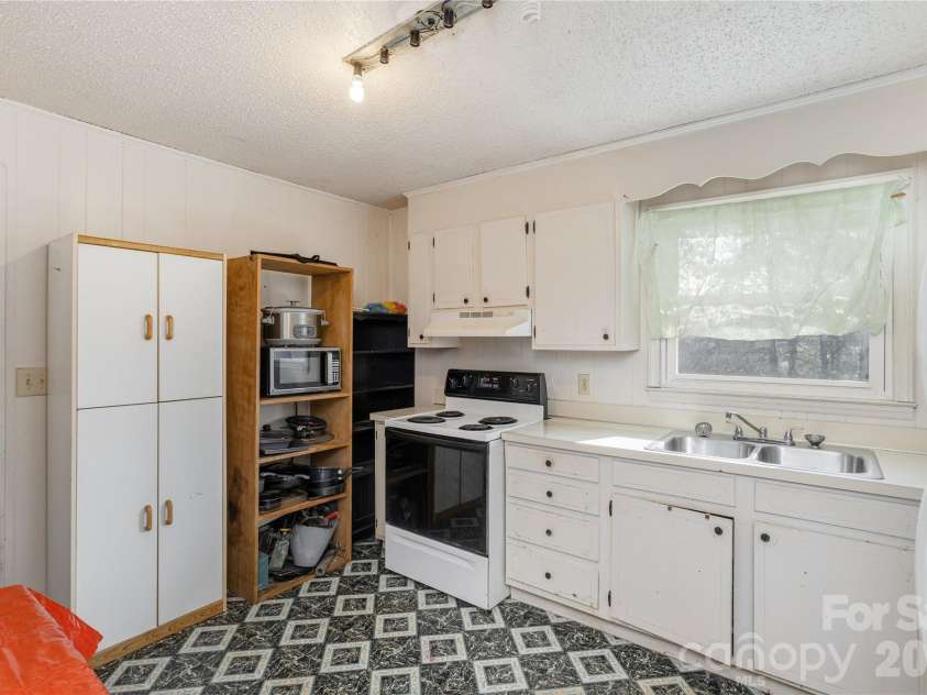 56 Fairview Avenue, Hendersonville, NC 28792.  MLS# CAR4354003, YatesRealty ID 5553. 