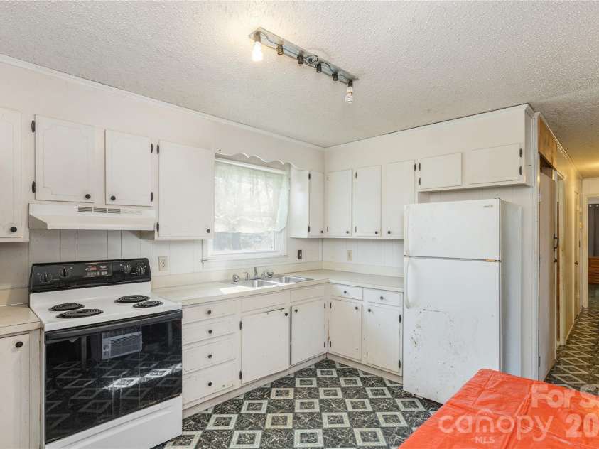 56 Fairview Avenue, Hendersonville, NC 28792.  MLS# CAR4354003, YatesRealty ID 5553. 