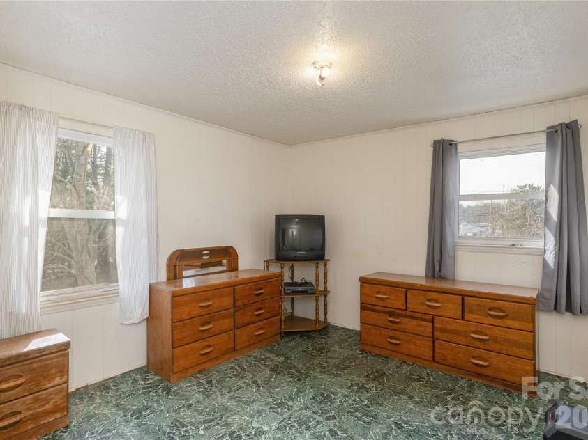 56 Fairview Avenue, Hendersonville, NC 28792.  MLS# CAR4354003, YatesRealty ID 5553. 