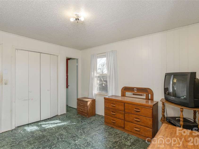 56 Fairview Avenue, Hendersonville, NC 28792.  MLS# CAR4354003, YatesRealty ID 5553. 