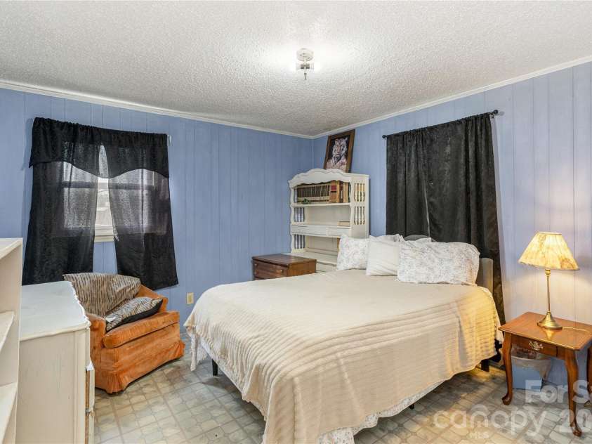 56 Fairview Avenue, Hendersonville, NC 28792.  MLS# CAR4354003, YatesRealty ID 5553. 