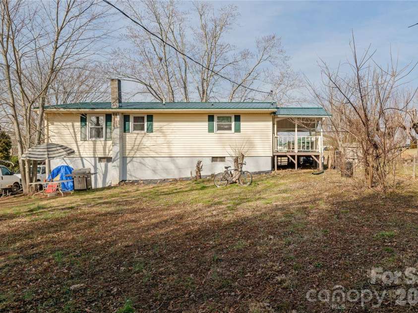 56 Fairview Avenue, Hendersonville, NC 28792.  MLS# CAR4354003, YatesRealty ID 5553. 
