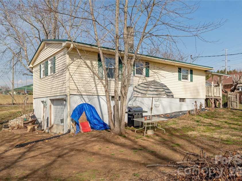 56 Fairview Avenue, Hendersonville, NC 28792.  MLS# CAR4354003, YatesRealty ID 5553. 