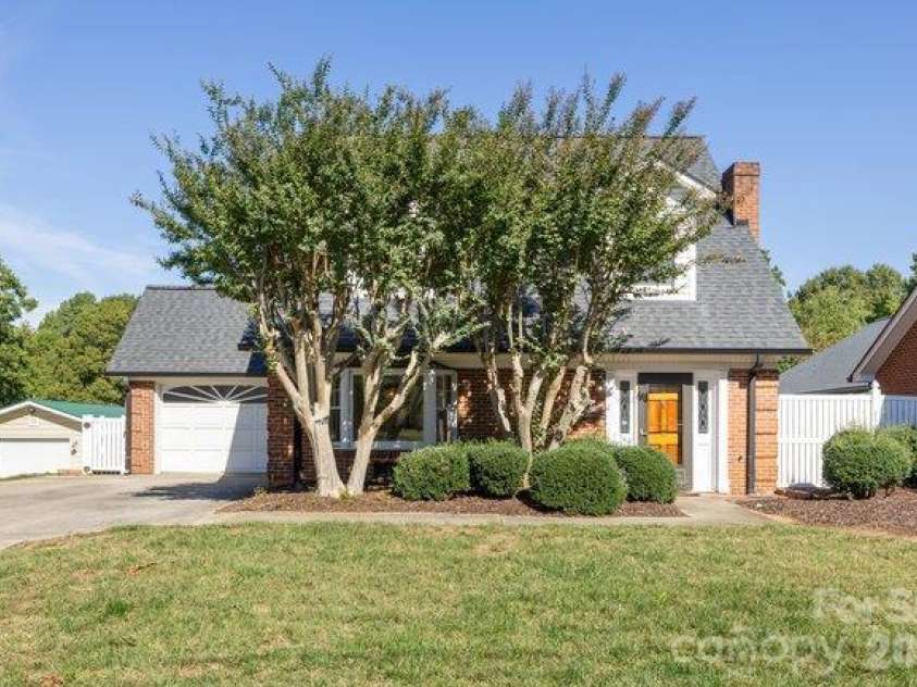 746 Main Street, Mooresville, NC 28115.  MLS# CAR4432552, YatesRealty ID 55532. 