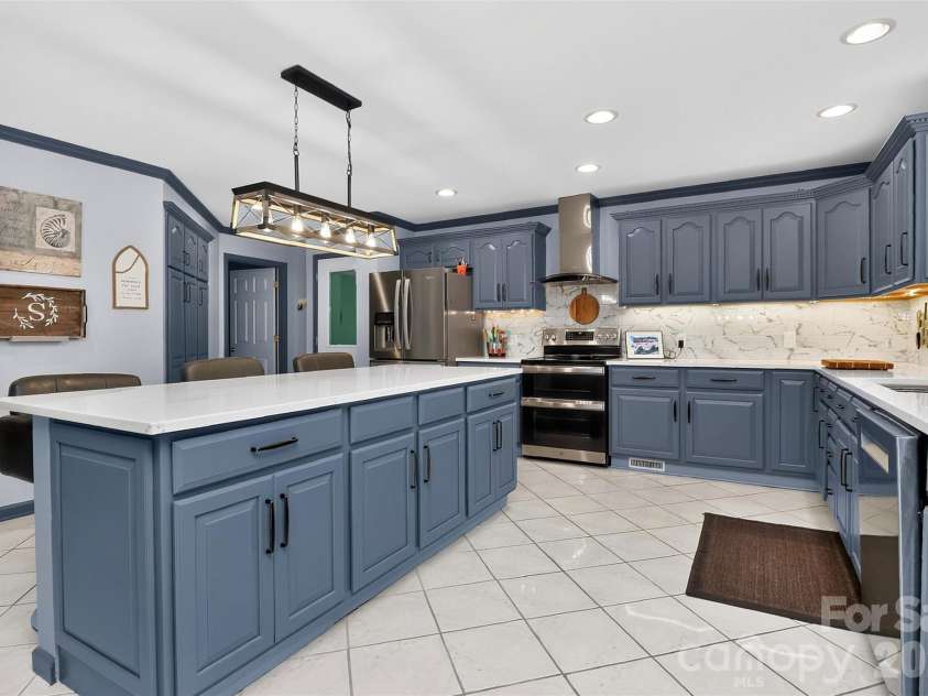525 Shoreline Drive, Lancaster, SC 29720.  MLS# CAR4432574, YatesRealty ID 55533. 