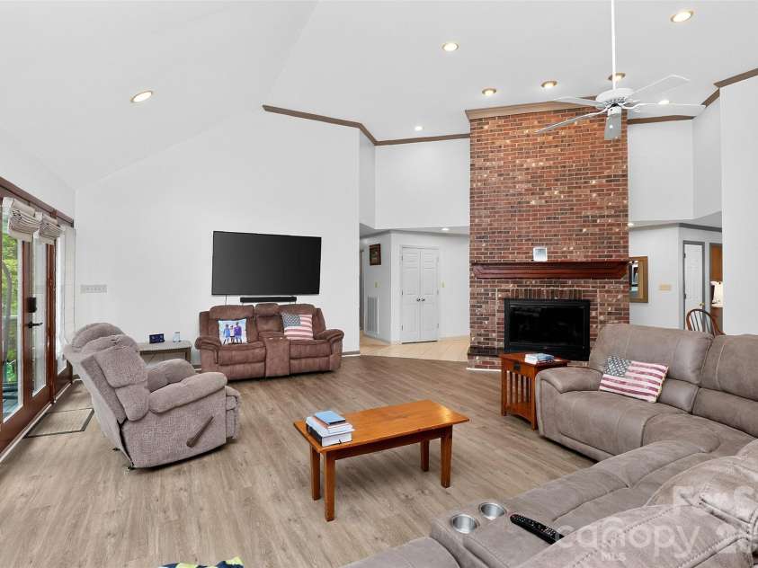 525 Shoreline Drive, Lancaster, SC 29720.  MLS# CAR4432574, YatesRealty ID 55533. 