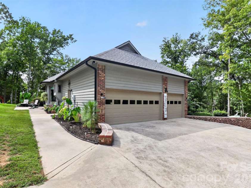 525 Shoreline Drive, Lancaster, SC 29720.  MLS# CAR4432574, YatesRealty ID 55533. 