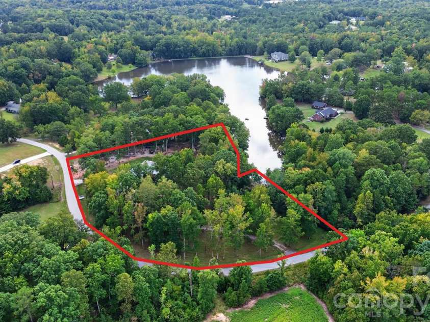 525 Shoreline Drive, Lancaster, SC 29720.  MLS# CAR4432574, YatesRealty ID 55533. 