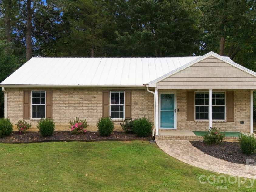 203 Crestview Drive, Thomasville, NC 27360.  MLS# CAR4432527, YatesRealty ID 55537. 