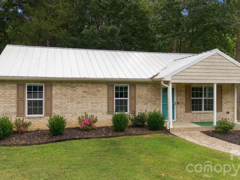 203 Crestview Drive, Thomasville, NC 27360.  MLS# CAR4432527, YatesRealty ID 55537. 