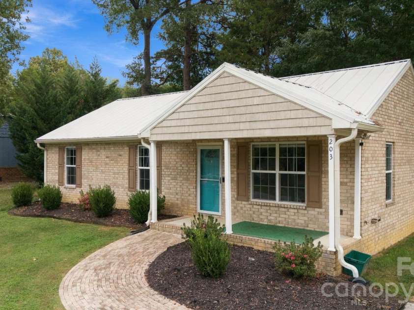 203 Crestview Drive, Thomasville, NC 27360.  MLS# CAR4432527, YatesRealty ID 55537. 