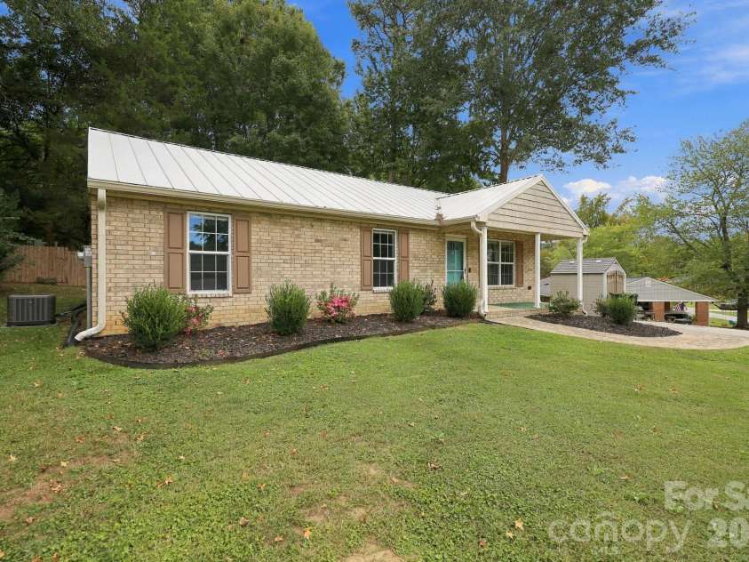 203 Crestview Drive, Thomasville, NC 27360.  MLS# CAR4432527, YatesRealty ID 55537. 