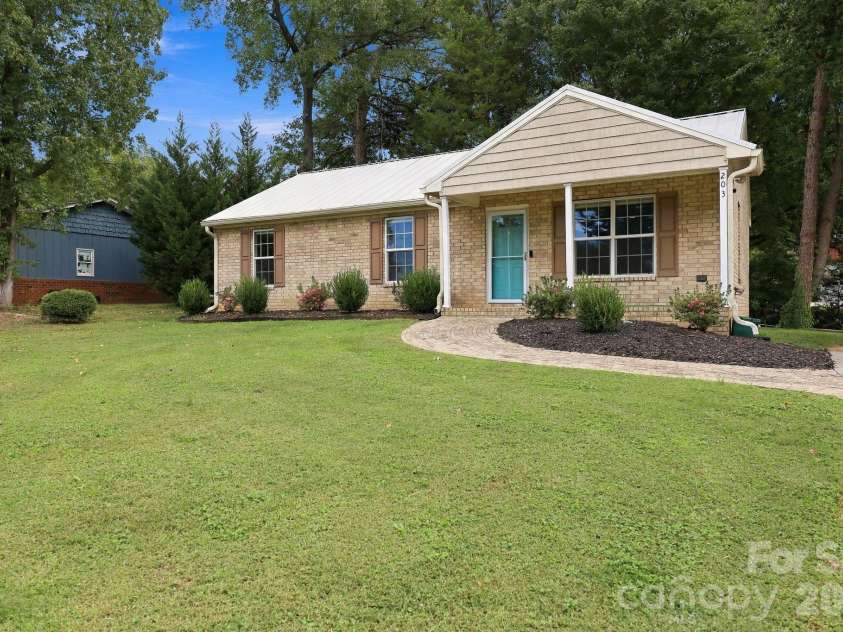 203 Crestview Drive, Thomasville, NC 27360.  MLS# CAR4432527, YatesRealty ID 55537. 