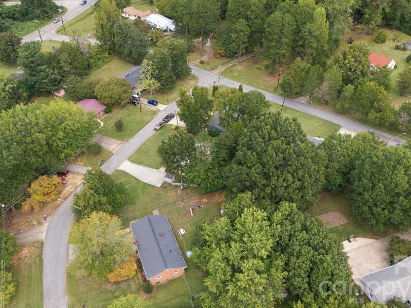 203 Crestview Drive, Thomasville, NC 27360.  MLS# CAR4432527, YatesRealty ID 55537. 