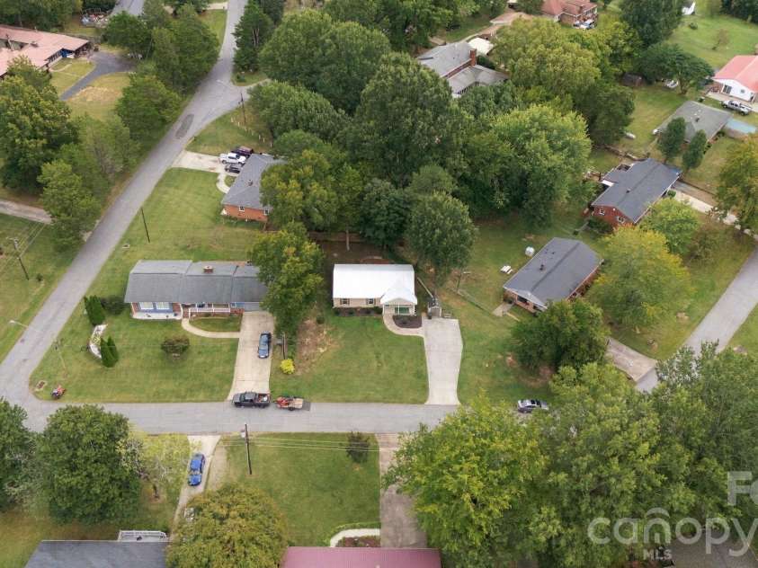 203 Crestview Drive, Thomasville, NC 27360.  MLS# CAR4432527, YatesRealty ID 55537. 