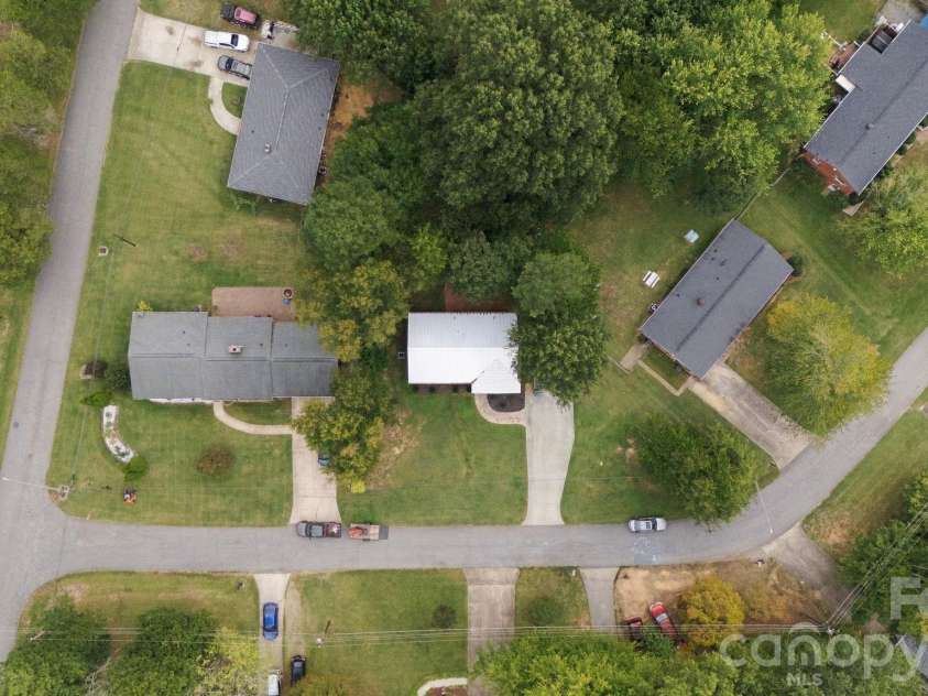 203 Crestview Drive, Thomasville, NC 27360.  MLS# CAR4432527, YatesRealty ID 55537. 