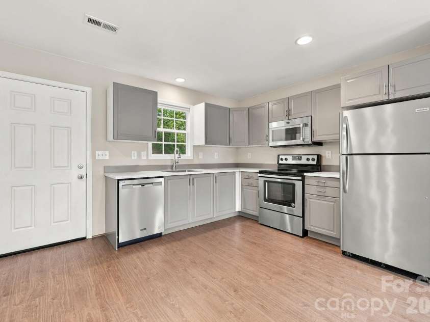 203 Crestview Drive, Thomasville, NC 27360.  MLS# CAR4432527, YatesRealty ID 55537. 