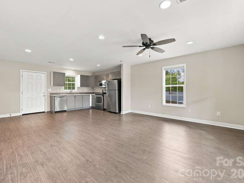 203 Crestview Drive, Thomasville, NC 27360.  MLS# CAR4432527, YatesRealty ID 55537. 