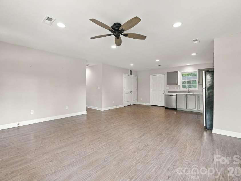 203 Crestview Drive, Thomasville, NC 27360.  MLS# CAR4432527, YatesRealty ID 55537. 