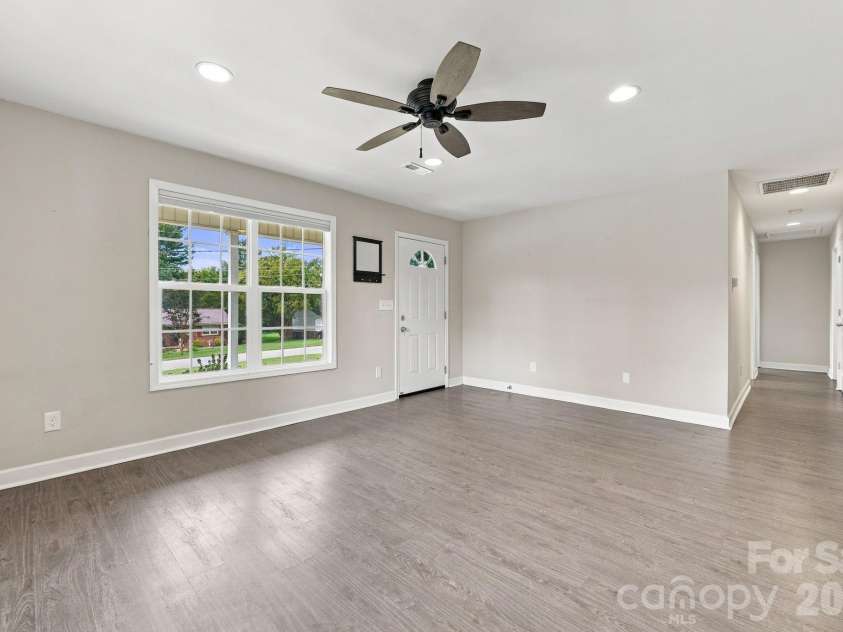 203 Crestview Drive, Thomasville, NC 27360.  MLS# CAR4432527, YatesRealty ID 55537. 