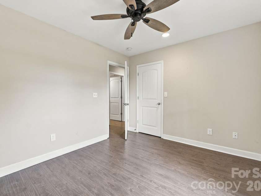 203 Crestview Drive, Thomasville, NC 27360.  MLS# CAR4432527, YatesRealty ID 55537. 