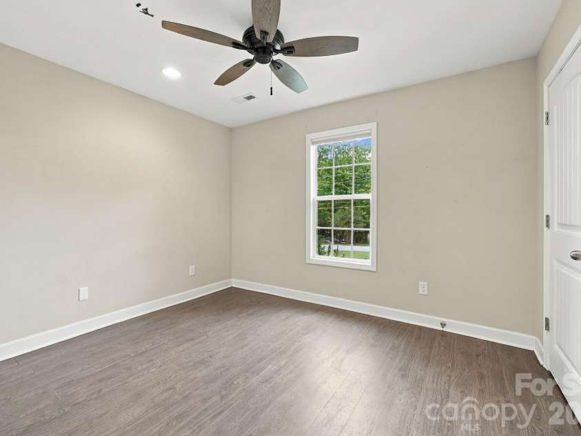 203 Crestview Drive, Thomasville, NC 27360.  MLS# CAR4432527, YatesRealty ID 55537. 
