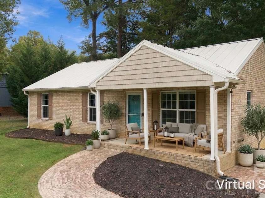203 Crestview Drive, Thomasville, NC 27360.  MLS# CAR4432527, YatesRealty ID 55537. 