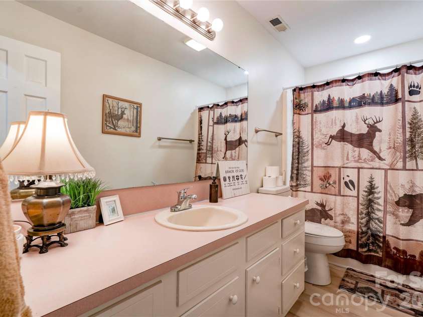 301 Pinkney Street, Shelby, NC 28150.  MLS# CAR4432509, YatesRealty ID 55538. Shared hallway full bath