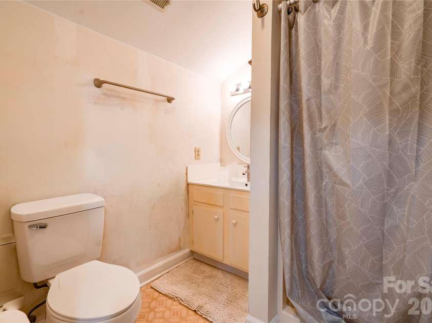 301 Pinkney Street, Shelby, NC 28150.  MLS# CAR4432509, YatesRealty ID 55538. Upper-level bath
