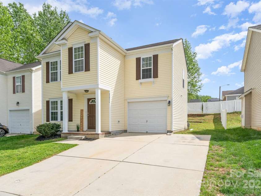 13514 Tartarian Court, Charlotte, NC 28215.  MLS# CAR4245300, YatesRealty ID 5554. 3 Bed/2.5 Bath in Kingstree
