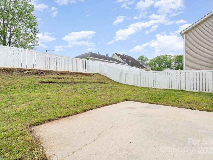 13514 Tartarian Court, Charlotte, NC 28215.  MLS# CAR4245300, YatesRealty ID 5554. Backyard