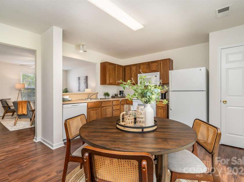 13514 Tartarian Court, Charlotte, NC 28215.  MLS# CAR4245300, YatesRealty ID 5554. Dining Area