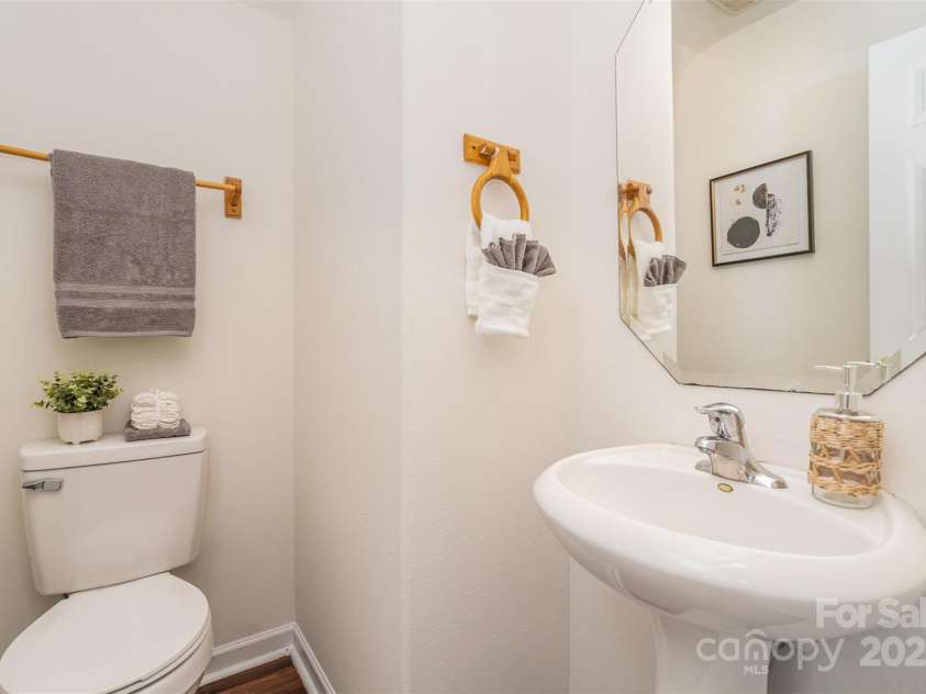 13514 Tartarian Court, Charlotte, NC 28215.  MLS# CAR4245300, YatesRealty ID 5554. Half Bath - Main Floor