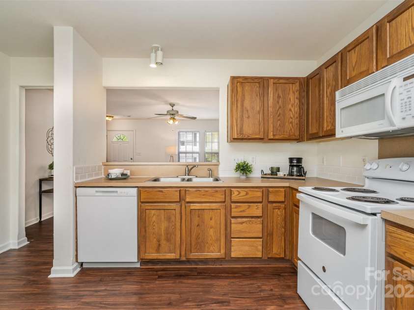 13514 Tartarian Court, Charlotte, NC 28215.  MLS# CAR4245300, YatesRealty ID 5554. Kitchen