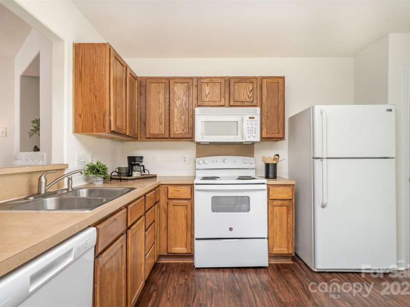 13514 Tartarian Court, Charlotte, NC 28215.  MLS# CAR4245300, YatesRealty ID 5554. Kitchen