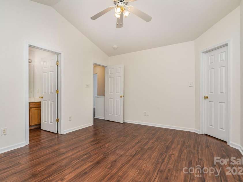 13514 Tartarian Court, Charlotte, NC 28215.  MLS# CAR4245300, YatesRealty ID 5554. Primary Bedroom - En Suite Bathroom