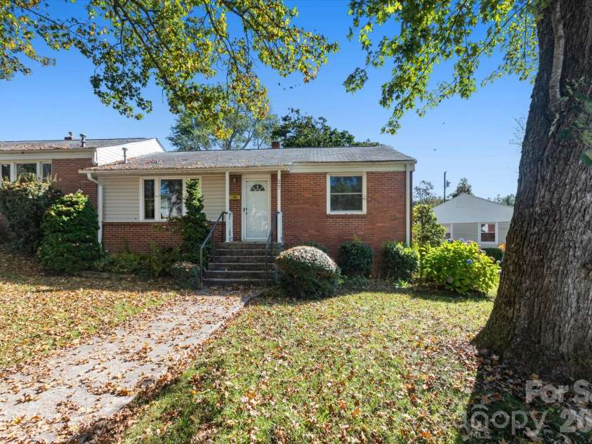 27 Trowbridge Lane, Brevard, NC 28712.  MLS# CAR4425471, YatesRealty ID 55542. 