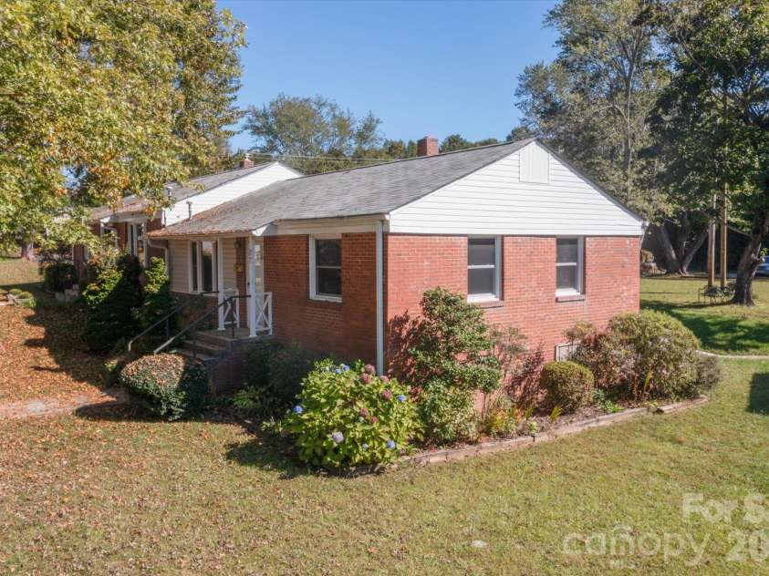 27 Trowbridge Lane, Brevard, NC 28712.  MLS# CAR4425471, YatesRealty ID 55542. 
