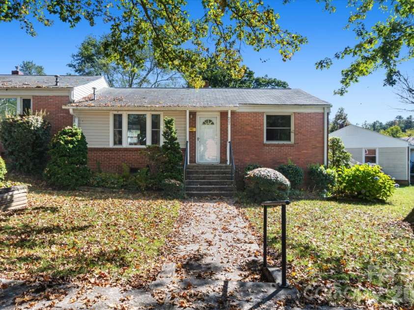27 Trowbridge Lane, Brevard, NC 28712.  MLS# CAR4425471, YatesRealty ID 55542. 