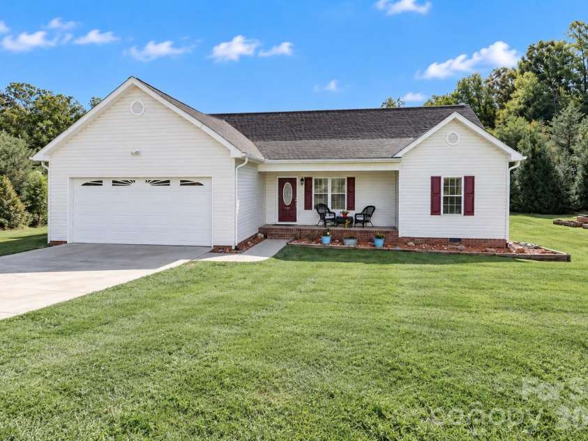 138 Westhaven Drive, Statesville, NC 28625.  MLS# CAR4432092, YatesRealty ID 55546. 