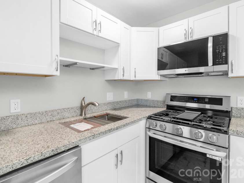 3105 Erskine Drive, Charlotte, NC 28205.  MLS# CAR4432859, YatesRealty ID 55551. 